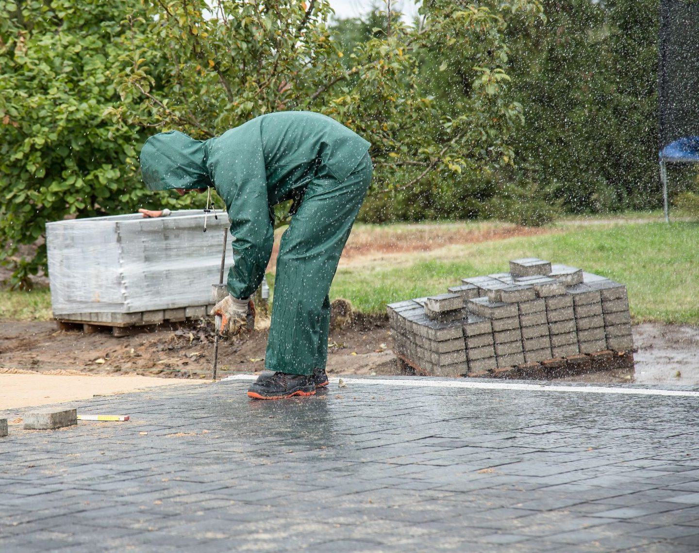 Arbeit an einem gepflasterten Weg auf dem Grundstück